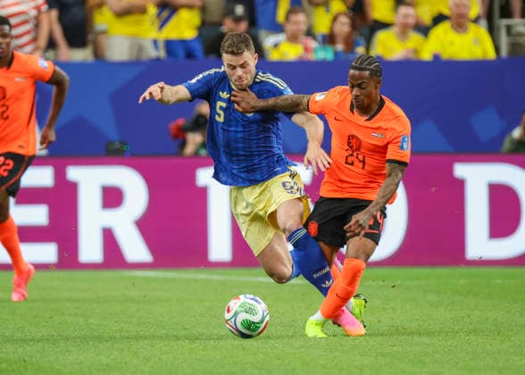HOUSTON, TX - JUNE 20: Gabriel Gudmundsson 5 of Sweden and Crysencio Summerville 24 of Netherlands fight for the ball in the second half during the FIFA World Cup, WM, Weltmeisterschaft, Fussball 2026 Group F match between Netherlands and Sweden on June 20, 2026 at Houston Stadium in Houston, Texas.(Photo by Leslie Plaza Johnson Icon Sportswire) SOCCER: JUN 20 FIFA World Cup 26 Group F - Netherlands vs Sweden EDITORIAL USE ONLY Icon260620042
