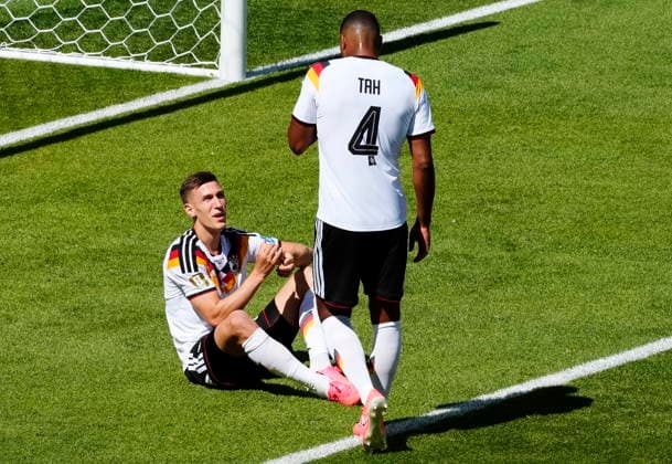 June 20, 2026, Toronto, On, CANADA: Germany s Nico Schlotterbeck (15) sits as teammate Jonathan Tah (4) checks on him during the first half of a World Cup Group E soccer match against Ivory Coast, in Toronto, on Saturday, June 20, 2026. Canada News - June 20, 2026  - ZUMAc35_ 20260620_zaf_c35_063 Copyright: xChrisxYoungx