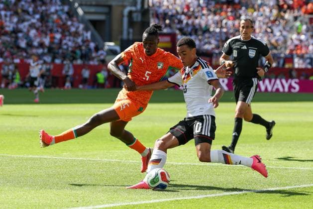 One-on-one, Action, featuring Wilfried Singo 5 Ivory Coast, Jamal Musiala 10 Germany, Germany vs. Ivory Coast, Soccer, FIFA, 2026 World Cup, Group Stage, June 20, 2026, Toronto, Ontario, Canada,detected_source_language Copyright: xkolbert-press ChristianxKolbertx
