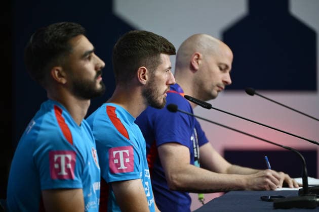 Alexandria, 200626. Croatian players at the press conference, PK, Pressekonferenz of the Croatian national football team at the training center of the World Cup base camp, located at the Episcopal High School. On photo: Josip Sutalo i Petar Sucic. Photo: Boris Kovacev CROPIX *** Local Caption *** Konferencija za medije hrvatske nogometne reprezentacije u trening centru baznog kampa Svjetskog nogometnog prvenstva, smjestenom u Episkopalnoj gimnaziji. Copyright: xxBorisxKovacevx xCROPIXx sutalo_sucic1-200626