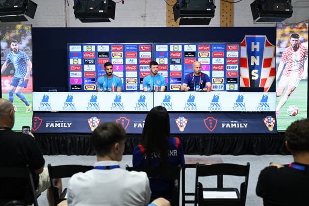 Alexandria, 200626. Croatian players at the press conference, PK, Pressekonferenz of the Croatian national football team at the training center of the World Cup base camp, located at the Episcopal High School. On photo: Josip Sutalo i Petar Sucic. Photo: Boris Kovacev CROPIX *** Local Caption *** Konferencija za medije hrvatske nogometne reprezentacije u trening centru baznog kampa Svjetskog nogometnog prvenstva, smjestenom u Episkopalnoj gimnaziji. Copyright: xxBorisxKovacevx xCROPIXx sutalo_sucic2-200626