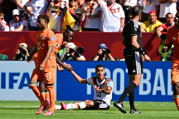 FIFA World Cup, WM, Weltmeisterschaft, Fussball 2026 - Group E - Germany vs Ivory Coast epaselect Jamal Musiala of Germany (C) gestures to referee Juan Gabriel Benitez as he sits on the ground during the FIFA World Cup 2026 group stage match Germany against Ivory Coast, in Toronto, Canada, 20 June 2026. TORONTO United States  Copyright: xEDUARDOxLIMAx