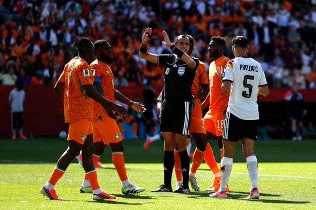 Referee Juan Gabriel Benítez (c) disallows a goal in a Group E match of the 2026 FIFA World Cup, WM, Weltmeisterschaft, Fussball between Germany and Ivory Coast at BMO Stadium in Toronto, Canada, 20 June 2026. FIFA World Cup 2026 - Group E - Germany vs. Ivory Coast !ACHTUNG: NUR REDAKTIONELLE NUTZUNG!  Copyright: xBienvenidoxVelascox GR6327 20260620-55020660585_1