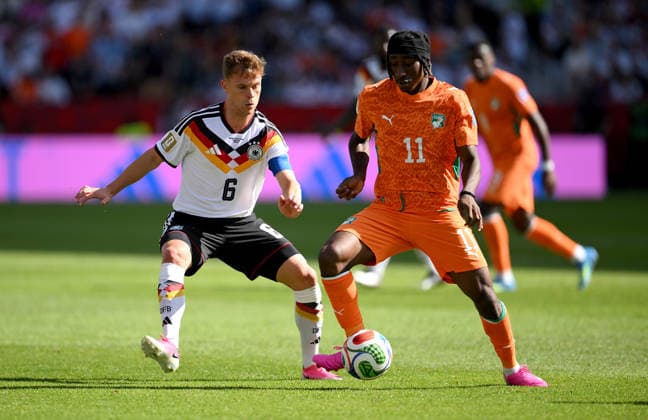 Fussball FIFA WM 2026 Vorrunde Gruppe E in Toronto Deutschland - Elfenbeinkueste 20.06.2026 Joshua Kimmich (li, Deutschland) gegen Yan Diomande (re, Elfenbeinkueste) *** Soccer