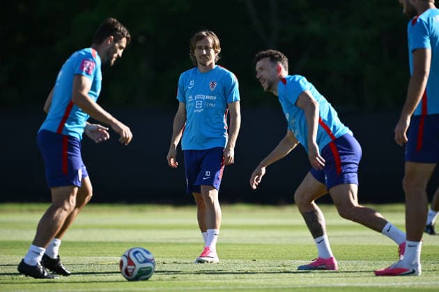 Alexandria, 200626. Croatian players of the Croatian national football team training at the World Cup base camp training center, located in the Episcopal High School. In photo: Mateo Kovacic, Luka Modric and Ivan Perisic. Photo: Boris Kovacev CROPIX Copyright: xxBorisxKovacevx xCROPIXx trening_hrv14-200626