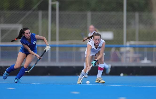 Hockey Hessen SHV Regional League South Womens Field Hockey 2025 26 20 06 2026 Höchster THC Blue TSV SCHOTT Mainz (right to left) Sofia Gibney, Höchster THC; Rahel Heß, Mainz Sport; Höchster THC; TSV SCHOTT Mainz,detected_source_language