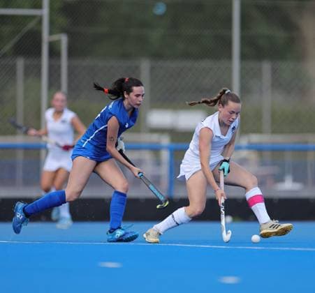 Hockey Hessen SHV Regional League South Womens Field Hockey 2025 26 20 06 2026 Höchster THC Blue TSV SCHOTT Mainz (right to left) Sofia Gibney, Höchster THC; Rahel Heß, Mainz Sport; Höchster THC; TSV SCHOTT Mainz,detected_source_language