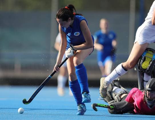 Hockey Hessen SHV Regional League South Womens Field Hockey 2025 26 20 06 2026 Höchster THC Blue TSV SCHOTT Mainz (right to left) Sofia Gibney (Höchster THC), Clara Schmidt (Mainz Sport), Höchster THC, TSV SCHOTT Mainz,detected_source_language