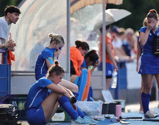 Hockey Hessen SHV Regional League South Womens Field Hockey 2025 26 20 06 2026 Höchster THC Blue TSV SCHOTT Mainz (left to right) Lilly Holz (Höchster THC) on the bench (Höchster THC) TSV SCHOTT Mainz,detected_source_language