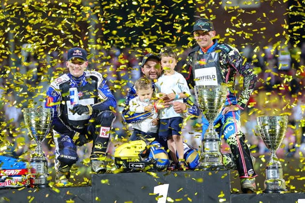 20.06.2026 WROCLAW (POLAND) - STADION OLIMPIJSKI, ZUZEL (SPEEDWAY), INDYWIDUALNE MISTRZOSTWA SWIATA (FIM SPEEDWAY World Championship, WM, Weltmeisterschaft GRAND PRIX 2026) - DEWALT FIM SPEEDWAY GRAND PRIX OF POLAND - WROCLAW NZ ROBERT LAMBERT (L), BARTOSZ ZMARZLIK (C), MICHAEL JEPSEN JENSEN (P) - PODIUM ANTEK FRANEK DZIECI BARTKA FOTO PAWEL WILCZYNSKI CYFRASPORT NEWSPIX.PL --- newspix.pl POLAND OUT! 