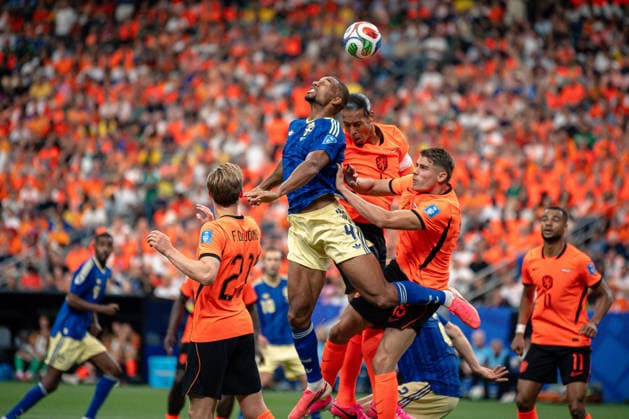 June 20, 2026, Houston, Texas, USA: Sweden defender ISAK HIEN (4) jumps for a header during the FIFA World Cup, WM, Weltmeisterschaft, Fussball 2026 Group F soccer game between Netherlands and Sweden at the Houston Stadium. World Cup 2026: Group F: Netherlands 5:1 Sweden  - ZUMAp213 20260620_znp_p213_013 Copyright: xLynnxPenningtonx