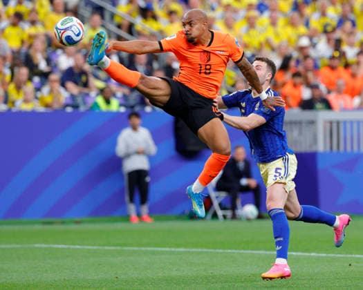 June 20, 2026, Houston, Texas, USA: Netherlands midfielder DONYELL MALEN (18) kicks the ball in front of the goal while Sweden defender GABRIEL GUDMUNDSSON (5) defends during the 2026 FIFA World Cup, WM, Weltmeisterschaft, Fussball Group F match between the Netherlands and Sweden at Houston Stadium World Cup 2026: Group F: Netherlands 5:1 Sweden  - ZUMAa325 20260620_zsa_a325_045 Copyright: xDavidxBalleringxIix