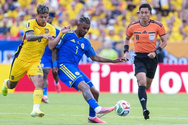 Juninho Bacuna of Curacao (C) passes the ball under pressure from Jordy Alcivar of Ecuador (L) during a FIFA Men’s World Cup 2026 Group Stage football match between Ecuador and Curacao at Kansas City Stadium, in Kansas City on June 20th 2026 (Photo by Alexandra Fechete SPP)  Copyright: xAlexandraxFechete SPPx Sportspressphoto_SPR172150