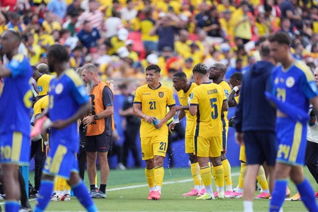 Ecuador v Curacao - FIFA World Cup, WM, Weltmeisterschaft, Fussball 2026 - Group E KANSAS CITY, UNITED STATES - JUNE 20: Jordy Alcívar (5) and Alan Franco (21) of Ecuador are seen at the hydration break during the 2026 FIFA World Cup First Stage Group E match between Ecuador and Curacao at Arrowhead Stadium (Kansas City Stadium) in Kansas City, Missouri, United States on June 20, 2026. Hakan Akgun Anadolu Missouri United States. Editorial use only. Please get in touch for any other usage.  Copyright: x2026xAnadoluxHakanxAkgunx