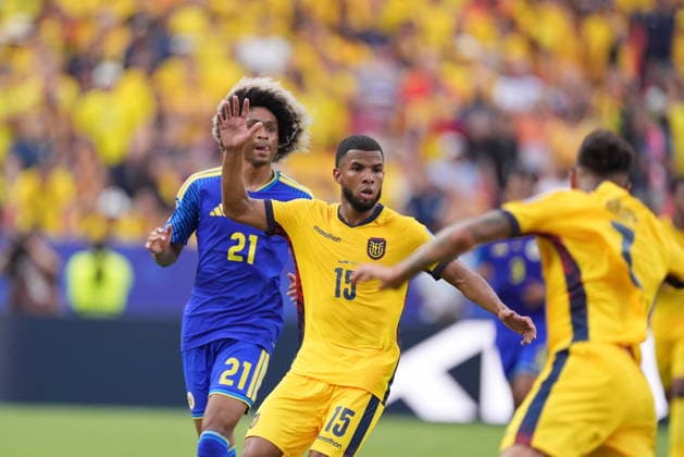 Ecuador v Curacao - FIFA World Cup, WM, Weltmeisterschaft, Fussball 2026 - Group E KANSAS CITY, UNITED STATES - JUNE 20: Tahith Chong (21) of Curacao in action against Pedro Vite (15) of Ecuador during the 2026 FIFA World Cup First Stage Group E match between Ecuador and Curacao at Arrowhead Stadium (Kansas City Stadium) in Kansas City, Missouri, United States on June 20, 2026. Hakan Akgun Anadolu Missouri United States. Editorial use only. Please get in touch for any other usage.  Copyright: x2026xAnadoluxHakanxAkgunx
