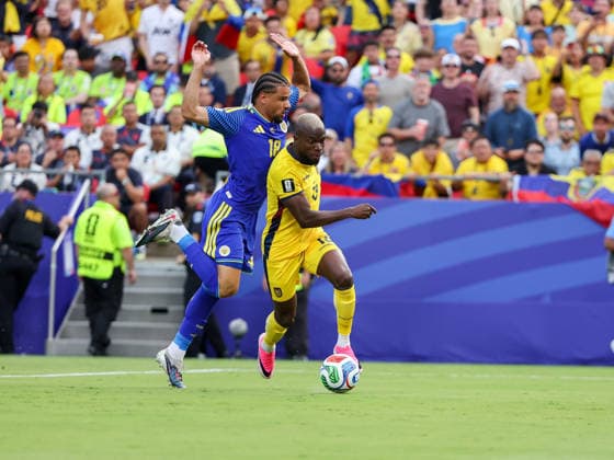 June 20, 2026: Ecuador defender Piero Hincapie (3) moves the ball ahead of CuraoÂßao defender Armando Obispo (18) during the first half of the World Cup match between Ecuador and Curacao at Kansas City Stadium in Kansas City, MO. CSM Kansas City United States of America - ZUMAc04_ 20260620_zma_c04_018 Copyright: xStephenxFurstx