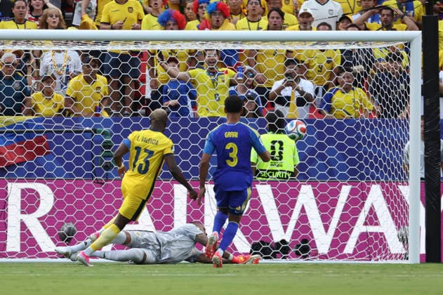 KANSAS CITY, MO - JUNE 20: A shot by Enner Valencia 13 of Ecuador floats away from the goal after a save by Eloy Room 1 of Curacao in the first half of the FIFA World Cup, WM, Weltmeisterschaft, Fussball 2026 Group E match between Ecuador and Curacao on June 20, 2026 at Kansas City Stadium in Kansas City, MO. (Photo by Scott Winters Icon Sportswire) SOCCER: JUN 20 FIFA World Cup 26 Group E - Ecuador vs Curacao EDITORIAL USE ONLY Icon2606200198