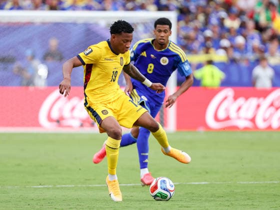 June 20, 2026: Ecuador forward Gonzalo Plata (19) controls the ball ahead of Ecuador midfielder Anthony Valencia (8) during the first half of the World Cup match between Ecuador and Curacao at Kansas City Stadium in Kansas City, MO. CSM Kansas City United States of America - ZUMAc04_ 20260620_zma_c04_033 Copyright: xStephenxFurstx