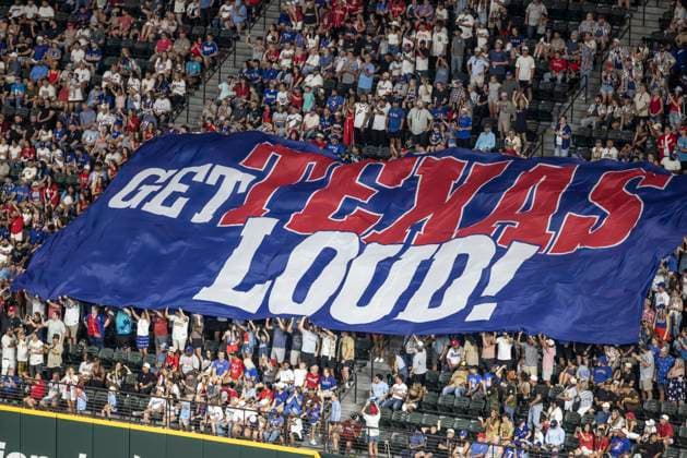June 20, 2026, Arlington, Texas, USA: Ranger fans roll out a banner during a MLB, Baseball Herren, USA game between the San Diego Padres and Texas Rangers at Globe Life Field. San Diego wins in extra innings 6-4. MLB 2026: Padres 6:4 Rangers  - ZUMAf180 20260620_zsp_f180_001 Copyright: xMarkxFannx