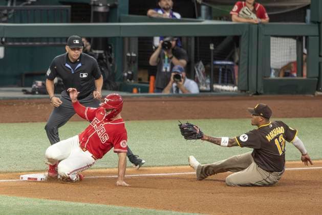 June 20, 2026, Arlington, Texas, USA: Texas Rangers center fielder WYATT LANGFORD (36) gets tagged out by San Diego Padres third baseman MANNY MACHADO (13) during a MLB, Baseball Herren, USA game between the San Diego Padres and Texas Rangers at Globe Life Field. San Diego wins in extra innings 6-4. MLB 2026: Padres 6:4 Rangers  - ZUMAf180 20260620_zsp_f180_013 Copyright: xMarkxFannx