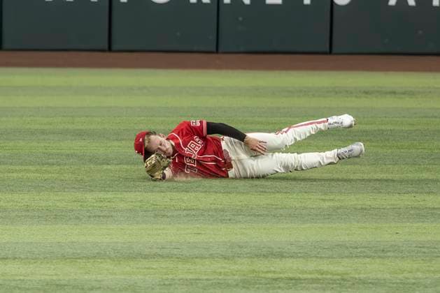 June 20, 2026, Arlington, Texas, USA: Texas Rangers left fielder JARRED KELENIC (25) makes a diving catch for an out during a MLB, Baseball Herren, USA game between the San Diego Padres and Texas Rangers at Globe Life Field. San Diego wins in extra innings 6-4. MLB 2026: Padres 6:4 Rangers  - ZUMAf180 20260620_zsp_f180_025 Copyright: xMarkxFannx