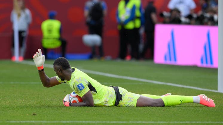 June 20, 2026, Toronto, Ontario, Canada: Yahia Fofana ( 1) of CÃ te d Ivoire covers the ball during the 2026 FIFA World Cup, WM, Weltmeisterschaft, Fussball game between Germany and CÃ te d Ivoire at Toronto Stadium. Toronto Canada - ZUMAv136 20260620_zsp_v136_018 Copyright: xJeffxVoganx