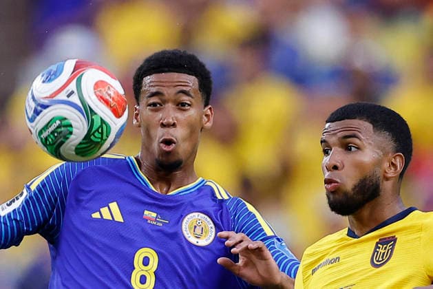 Pedro Vite (R) of Ecuador vies for the ball with Livano Comenencia of Curacao during a Group E match at the 2026 FIFA World Cup, WM, Weltmeisterschaft, Fussball between Ecuador and Curacao at Arrowhead stadium in Kansas City, United States, 20 June 2026. FIFA World Cup 2026 - Group E - Ecuador vs. Curacao !ACHTUNG: NUR REDAKTIONELLE NUTZUNG!  Copyright: xJuanxIgnacioxRoncoronix GR7087 20260621-55020661297_1