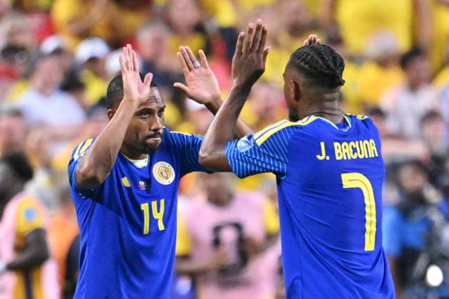 FIFA World Cup, WM, Weltmeisterschaft, Fussball 2026 - Group E - Ecuador vs Curacao Kenji Gorre of Curacao (L) enter the pitch to substitute Juninho Bacuna of Curacao (R) during the FIFA World Cup 2026 group stage match Ecuador against Curacao, in Kansas City, USA, 20 June 2026. KANSAS CITY United States  Copyright: xAMYxKONTRASx