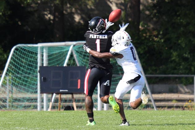 James Okike (Düsseldorf Panther, 01) catches the ball, Düsseldorf Panther vs Braunschweig Lions, American Football, GFL, German Football League, Season 2026, Week 7, 20.06.2026, Photo: Foot Bowl Klaus Sack Düsseldorf Stadion VfL Benrath Deutschland Copyright: xFootxBowl KlausxSackx