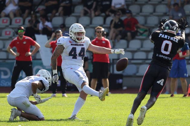Lasse Harms (Braunschweig Lions, 44) kicks the ball, Düsseldorf Panther vs Braunschweig Lions, American Football, GFL, German Football League, Season 2026, Week 7, 20.06.2026, Photo: Foot Bowl Klaus Sack Düsseldorf Stadion VfL Benrath Deutschland Copyright: xFootxBowl KlausxSackx
