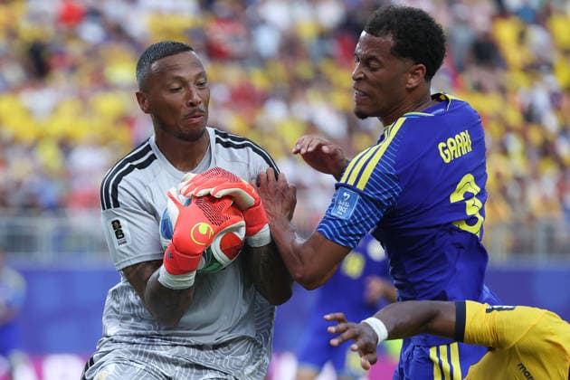 Eloy Room (L) of Ecuador controls the ball during a Group E match at the 2026 FIFA World Cup, WM, Weltmeisterschaft, Fussball between Ecuador and Curacao at Arrowhead stadium in Kansas City, United States, 20 June 2026. FIFA World Cup 2026 - Group E - Ecuador vs. Curacao !ACHTUNG: NUR REDAKTIONELLE NUTZUNG!  Copyright: xJuanxIgnacioxRoncoronix GR7074 20260621-55020661314_1