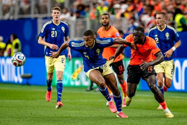 HOUSTON — Isak Hien of Sweden and Brian Brobbey of the Netherlands during the 2026 World Cup at NRG Stadium on June 20, 2026, in Houston, United States. Photo by Stefan Koops, EYE4IMAGES, DeFodi Images,detected_source_language