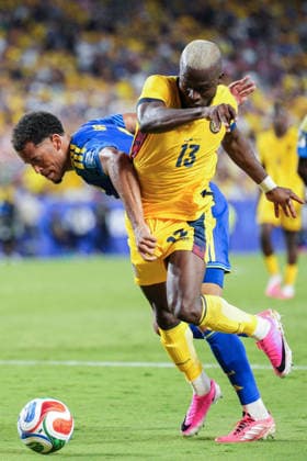 Livano Comenencia of Curacao (L) and Enner Valencia of Ecuador (R) fight for possession during a FIFA Men’s World Cup 2026 Group Stage football match between Ecuador and Curacao at Kansas City Stadium, in Kansas City on June 20th 2026 (Photo by Alexandra Fechete SPP)  Copyright: xAlexandraxFechete SPPx Sportspressphoto_SPR172331
