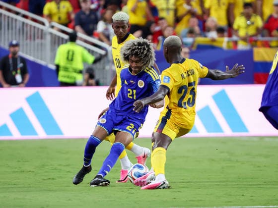 June 20, 2026: CuraoÂßao midfielder Tahith Chong (21) and Ecuador midfielder Moises Caicedo (23) fight for control of the ball during the second half of the World Cup match between Ecuador and Curacao at Kansas City Stadium in Kansas City, MO. CSM Kansas City United States of America - ZUMAc04_ 20260620_zma_c04_039 Copyright: xStephenxFurstx