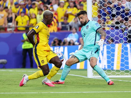 June 20, 2026: Ecuador midfielder Moises Caicedo (23) and Ecuador goalkeeper Hernan Galindez (1) nearly collide to save a goal during the second half of the World Cup match between Ecuador and Curacao at Kansas City Stadium in Kansas City, MO. CSM WORLD CUP 2026: Ecuador Vs Curacao JUN 20  - ZUMAc04_ 20260620_zma_c04_043 Copyright: xStephenxFurstx