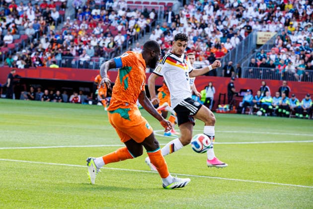 Germany v Cote D Ivoire - FIFA World Cup, WM, Weltmeisterschaft, Fussball 2026 Toronto, Canada - June 20: Franck Kessie of Ivory Coast (L) kicks the ball against Aleksandar Pavlovic of Germany (R) during the FIFA World Cup 2026 Group E match between Germany and Cote D Ivoire at Toronto Stadium on June 20, 2026 in Toronto, Canada. Photo by John Jacques Latin Images Toronto Toronto Stadium Ontario Canada Copyright: xLatinxSportxImagesx