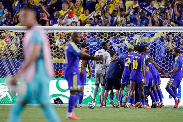 Curacao players embrace each other during a Group E match at the 2026 FIFA World Cup, WM, Weltmeisterschaft, Fussball between Ecuador and Curacao at Arrowhead stadium in Kansas City, United States, 20 June 2026. FIFA World Cup 2026 - Group E - Ecuador vs. Curacao !ACHTUNG: NUR REDAKTIONELLE NUTZUNG!  Copyright: xJuanxIgnacioxRoncoronix GR7132 20260621-55020661473_1