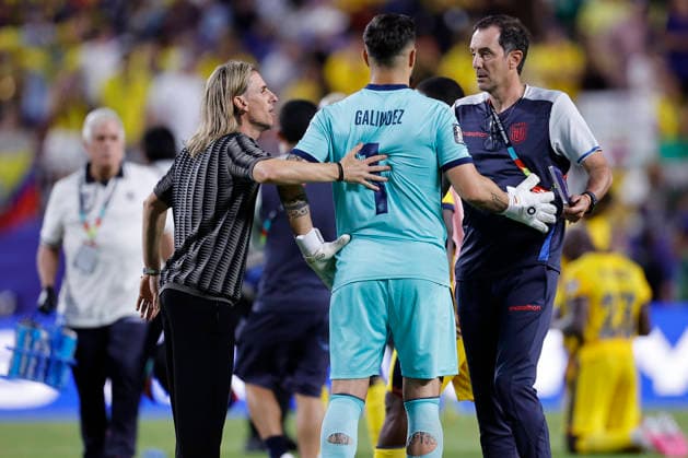 Sebastian Beccacece (2-L) hugs Hernan Galindez (C) during a Group E match at the 2026 FIFA World Cup, WM, Weltmeisterschaft, Fussball between Ecuador and Curacao at Arrowhead stadium in Kansas City, United States, 20 June 2026. FIFA World Cup 2026 - Group E - Ecuador vs. Curacao !ACHTUNG: NUR REDAKTIONELLE NUTZUNG!  Copyright: xJuanxIgnacioxRoncoronix GR7136 20260621-55020661475_1