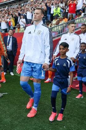 Manuel Neuer 1, Germany, holding the hand of a ball girl; Germany vs. Ivory Coast; soccer; FIFA; 2026 World Cup; group stage; June 20, 2026, Toronto, Ontario, Canada,detected_source_language Copyright: xkolbert-press ChristianxKolbertx