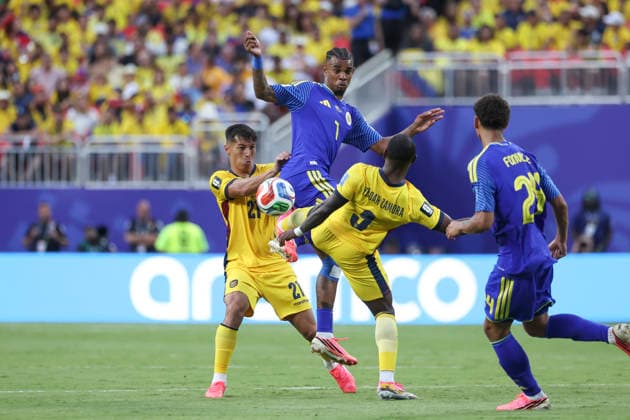 KANSAS CITY, MO - JUNE 20: Juninho Bacuna 7 of Curacao fights for a ball between defenders in the second half of the FIFA World Cup, WM, Weltmeisterschaft, Fussball 2026 Group E match between Ecuador and Curacao on June 20, 2026 at Kansas City Stadium in Kansas City, MO. (Photo by Scott Winters Icon Sportswire) SOCCER: JUN 20 FIFA World Cup 26 Group E - Ecuador vs Curacao EDITORIAL USE ONLY Icon2606200491