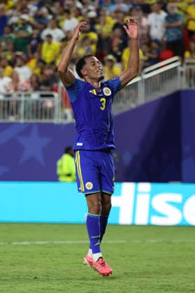 KANSAS CITY, MO - JUNE 20: Jurien Gaari 3 of Curacao raises his hands to the crowd to celebrate playing to a 0-0 draw during the FIFA World Cup, WM, Weltmeisterschaft, Fussball 2026 Group E match between Ecuador and Curacao on June 20, 2026 at Kansas City Stadium in Kansas City, MO. (Photo by Scott Winters Icon Sportswire) SOCCER: JUN 20 FIFA World Cup 26 Group E - Ecuador vs Curacao EDITORIAL USE ONLY Icon2606200751