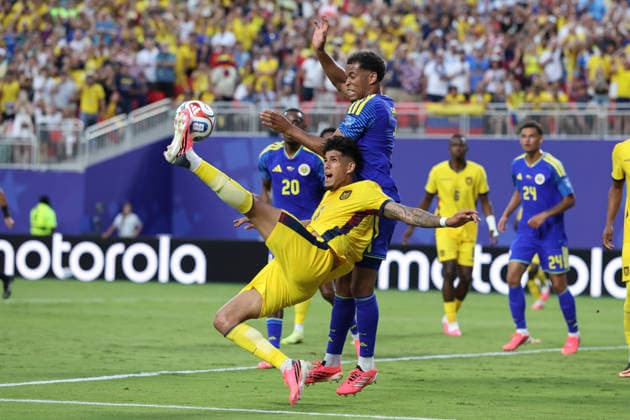 KANSAS CITY, MO - JUNE 20: Piero Hincapie 3 of Ecuador tries a bicycle kick in the box in the second half of the FIFA World Cup, WM, Weltmeisterschaft, Fussball 2026 Group E match between Ecuador and Curacao on June 20, 2026 at Kansas City Stadium in Kansas City, MO. (Photo by Scott Winters Icon Sportswire) SOCCER: JUN 20 FIFA World Cup 26 Group E - Ecuador vs Curacao EDITORIAL USE ONLY Icon2606200781