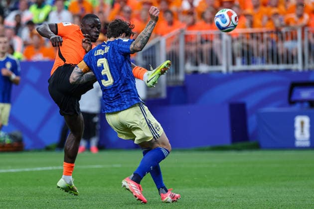 The Netherlands Denzel Dumfries battles for the ball with Swedens Victor Lindelof during the 2026 FIFA World Cup Group F match between the Netherlands and Sweden at Houston Stadium on June 20, 2026, in Houston, United States. Photo by Torbjorn Tande, DeFodi Images,detected_source_language