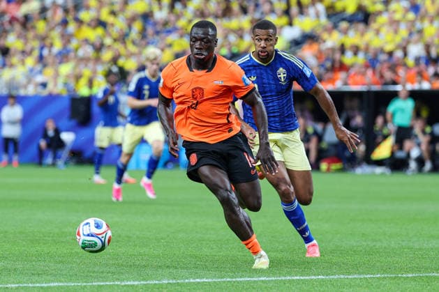 The Netherlands Denzel Dumfries and Swedens Isak Hien battling for the ball during the 2026 FIFA World Cup Group F match between the Netherlands and Sweden at Houston Stadium on June 20, 2026, in Houston, United States. Photo by Torbjorn Tande, DeFodi Images,detected_source_language