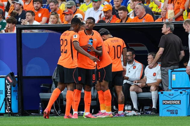 Denzel Dumfries of the Netherlands and Cody Gakpo of the Netherlands talk during the water break in the 2026 FIFA World Cup Group F match between the Netherlands and Sweden at Houston Stadium on June 20, 2026, in Houston, United States. Photo by Torbjorn Tande, DeFodi Images,detected_source_language