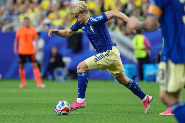 Swedens Lucas Bergvall running forward with the ball during the 2026 FIFA World Cup Group F match between the Netherlands and Sweden at Houston Stadium on June 20, 2026, in Houston, United States. Photo by Torbjorn Tande, DeFodi Images,detected_source_language