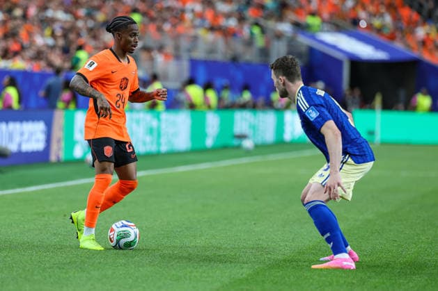 The Netherlands Crysencion Summerville goes one-on-one against Swedens Gabriel Gudmundsson during the 2026 FIFA World Cup Group F match between the Netherlands and Sweden at Houston Stadium on June 20, 2026, in Houston, United States. Photo by Torbjorn Tande, DeFodi Images,detected_source_language