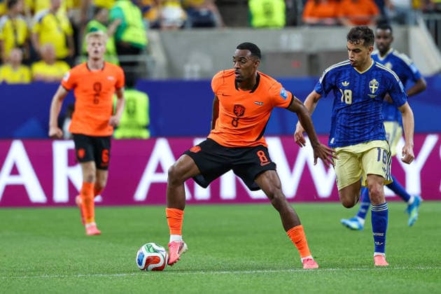 The Netherlands Ryan Gravenberch controls the ball while being chased by Swedens Yasin Ayari during the 2026 FIFA World Cup Group F match between the Netherlands and Sweden at Houston Stadium on June 20, 2026, in Houston, United States. Photo by Torbjorn Tande, DeFodi Images,detected_source_language