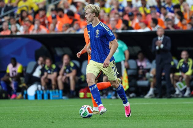Swedens Lucas Bergvall running forward with the ball during the 2026 FIFA World Cup Group F match between the Netherlands and Sweden at Houston Stadium on June 20, 2026, in Houston, United States. Photo by Torbjorn Tande, DeFodi Images,detected_source_language