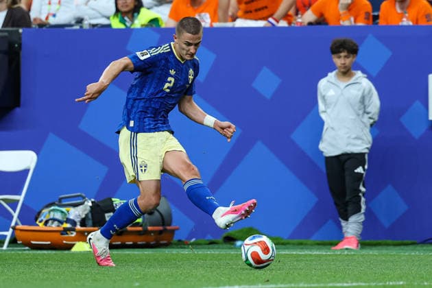 Swedens Gustaf Lagerbielke passes the ball forward during the 2026 FIFA World Cup Group F match between the Netherlands and Sweden at Houston Stadium on June 20, 2026, in Houston, United States. Photo by Torbjorn Tande, DeFodi Images,detected_source_language